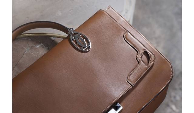 <strong>Cartier│カルティエ</strong>　マルチェロ ドゥ カルティエ サッチェル バッグ Alexis Armanet © Cartier 2012