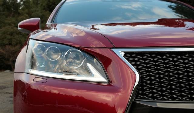 <strong>Lexus LS460 F Sport｜レクサス LS460 F スポーツ</strong><br />ナイトビュー映像を撮影するために、ヘッドライト下部からは近赤外線を照射する