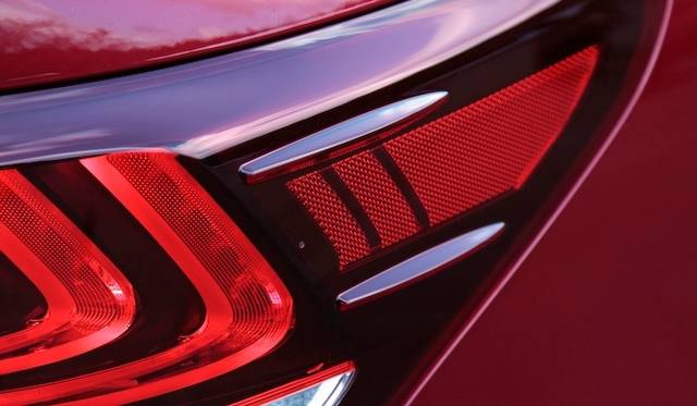 <strong>Lexus LS460 F Sport｜レクサス LS460 F スポーツ</strong><br />エアロスタビライジングフィン　車体を包み込むように気流を誘導し、直進安定性やステアリング性能を高める