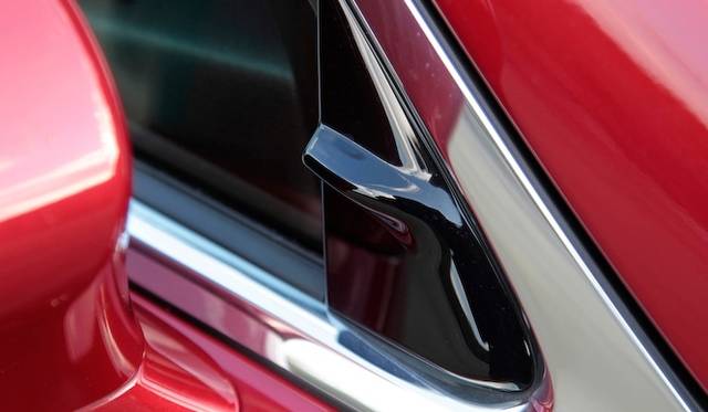 <strong>Lexus LS460 F Sport｜レクサス LS460 F スポーツ</strong><br />エアロスタビライジングフィン　車体を包み込むように気流を誘導し、直進安定性やステアリング性能を高める