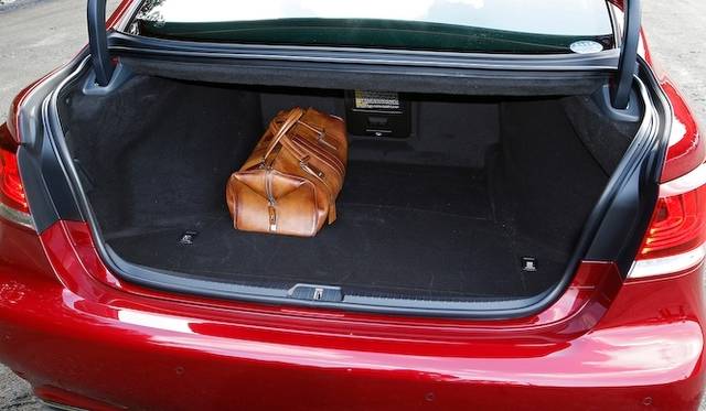 <strong>Lexus LS460 F Sport｜レクサス LS460 F スポーツ</strong><br />写真のLS460のトランク容量は560リットル、LS460Lは490リットル。LS600h、LS600hLはともに420リットルだ