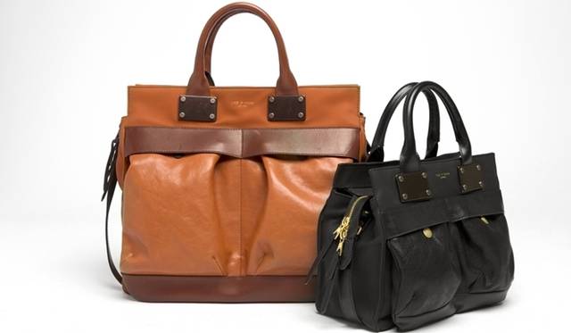 <strong>rag & bone│ラグ＆ボーン</strong>　パイロットバッグ サイズ W33×H30.48×D5.5cm（ラージ・直営店限定） W24×H20×D10cm（スモール・西日本限定） カラー ブラック、モカ、ウォルナット 9万9750円（ラージ）/7万3500円（スモール）