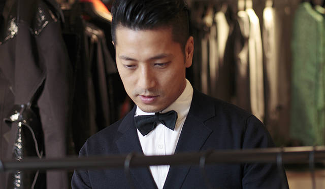 <strong>DIESEL｜ディーゼル</strong> ディーゼルのアイテムから、プレゼントをセレクト中