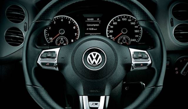 <strong>Volkswagen Tiguan TSI BlueMotion Technology R-Line Package│<br />フォルクスワーゲン ティグアン TSIブルーモーションテクノロジー Rラインパッケージ</strong><br />「R-Line Package」専用レザー3本スポークマルチファンクションステアリングホイール（オーディオコントロールつき）