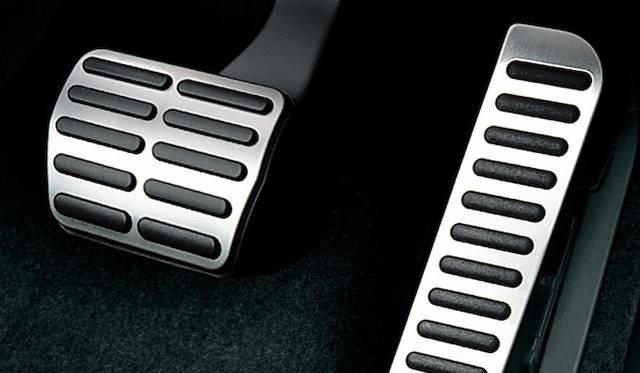 <strong>Volkswagen Tiguan TSI BlueMotion Technology R-Line Package│<br />フォルクスワーゲン ティグアン TSIブルーモーションテクノロジー Rラインパッケージ</strong><br />「R-Line Package」専用アルミ調のスポーツフットペダル