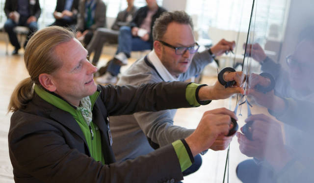 <strong>Audi Concept Design Studio｜アウディ コンセプト デザイン スタジオ</strong><br />エクステリア デザインのヘッド アヒム・バドシュトブナー（Achim Badstubner）とコンセプト デザインスタジオ・ミュンヘンのヘッド　スティーブ・ルイス（Steve Lewis）