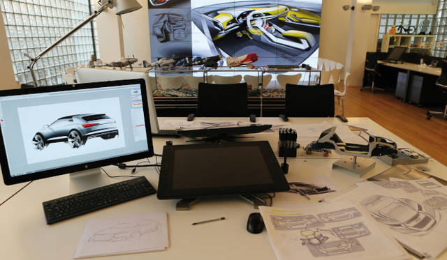 <strong>Audi Concept Design Studio｜アウディ コンセプト デザイン スタジオ</strong><br />ペンや紙とともに、コンピュータやタブレットなどの電子機器がそろうデスク