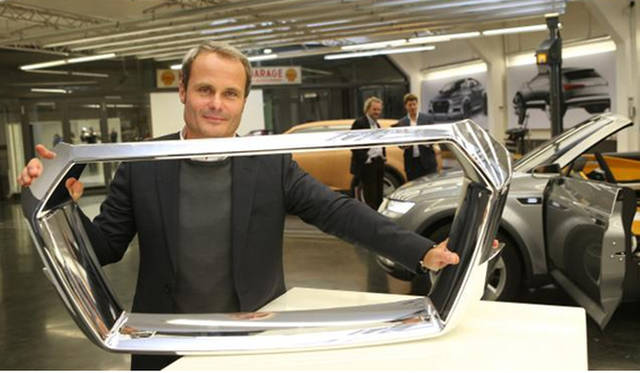 <strong>Audi crosslane coupe｜アウディ クロスレーン クーペ</strong><br />アウディ デザインを統括するウォルフガンク・エッガー（Wolfgang Egger）と、マルチマテリアルフレームと一体化した、クロスレーン クーペのシングルフレームグリル