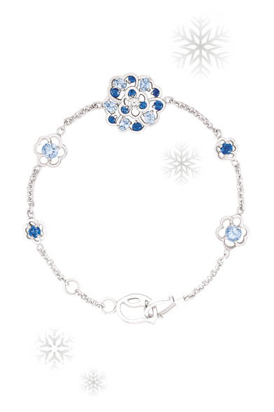 CHANEL｜シャネル<br /><br />9月に発売されたばかりの新作カメリア コレクションより。ダイヤモンドにサファイア、アクアマリンで彩られたブルーのグラデーションが美しい。<br /><br />「カメリア コレクション」ブレスレット<br />[WG×ダイヤモンド×ブルーサファイア×アクアマリン]<br />84万円<br /><br />シャネル ファイン ジュエリー ブティック 本店<br />Tel. 03-3501-5730<br /><br />©CHANEL