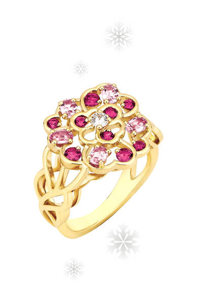 CHANEL｜シャネル<br /><br />リングのサイドにまで、ボタニカルなモチーフがほどこされたリング。ピンクの石とイエローゴールドは、手もとがぐっと華やかに見える組み合わせ。<br /><br />「カメリア コレクション」リング<br />[YG×ダイヤモンド×ピンクサファイア]<br />54万6000円<br /><br />シャネル ファイン ジュエリー ブティック 本店<br />Tel. 03-3501-5730<br /><br />©CHANEL