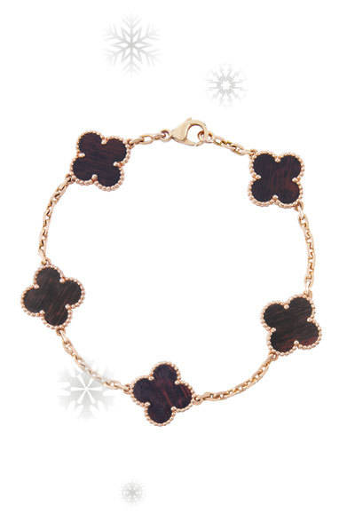 Van Cleef & Arpels｜ヴァン クリーフ＆アーペル<br /><br />アルハンブラシリーズから、今年はレターウッド素材が登場。手もとをシックに彩ってくれるブレスレットをチョイス。<br /><br />ブレスレット<br />［PG×レターウッド］<br />30万4500円<br /><br />ヴァン クリーフ＆アーペル ル デスク<br />Tel. 0570-00-8202