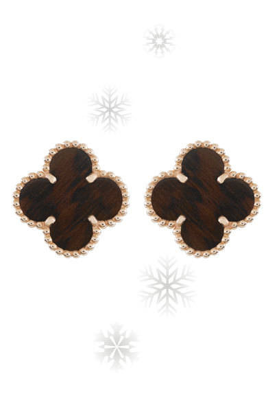 Van Cleef & Arpels｜ヴァン クリーフ＆アーペル<br /><br />耳もとを飾るイヤクリップも、レターウッドのアルハンブラで。<br /><br />イヤクリップ<br />［PG×レターウッド］<br />34万6500円<br /><br />ヴァン クリーフ＆アーペル ル デスク<br />Tel. 0570-00-8202