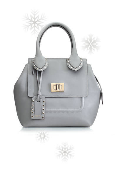 EMILIO PUCCI｜エミリオ・プッチ<br /><br />淡いブルーグレーのバッグは、上質なカーフレザーを使用してエレガントな雰囲気。デイリーにも、ちょっとしたお出かけにも。日本限定サイズ。<br /><br />「スモールシティマルキーズ」バッグ<br /> [W28×H28×D12cm] <br />17万3250円<br /><br />エミリオ・プッチ カンパニー<br />Tel. 03-5410-8992