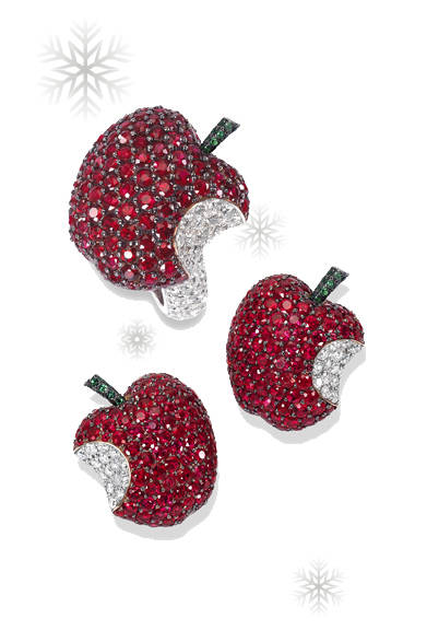de GRISOGONO｜ドゥ グリソゴノ<br /><br />かじりかけのリンゴをかたどった、かわいいデザイン。イヤリングとリング、セットでつけても別々でつけても良さそう。<br /><br />上／「アップル」リング [WG×ルビー×エメラルド×ダイヤモンド] 257万2500円<br />下／「アップル」イヤリング[WG×ルビー×エメラルド×ダイヤモンド] 365万4000円<br /><br />ドゥ グリソゴノ ジャパン<br />Tel. 03-6212-8100