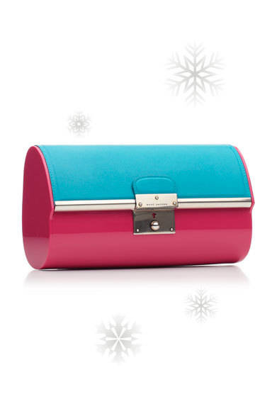 MARC JACOBS｜マーク ジェイコブス<br /><br />ブルー×マゼンタピンクのカラーリングが鮮やか！ 素材もプラスティックで思い切りポップな印象。<br /><br />「PLEXI」クラッチバッグ <br />[W25.5×H12.2×D17.5cm]<br />13万6500円<br /><br />マーク ジェイコブス カスタマーセンター<br />Tel.03-4335-1711