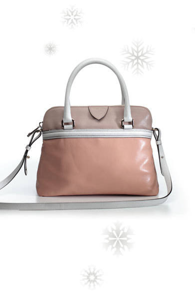 MARC JACOBS｜マーク ジェイコブス<br /><br />ベージュとピンク、ホワイトの組み合わせが新鮮なバッグ。ハンドバッグとしてもショルダーとしても使える2ウェイ。<br /><br />バッグ <br />[W32×H24.5×D11cm]<br />13万4400円<br /><br />マーク ジェイコブス カスタマーセンター<br />Tel.03-4335-1711