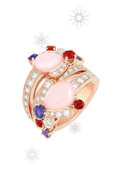 CHAUMET｜ショーメ<br /><br />ミツバチの愛のささやきが聞こえてきそうなほどロマンチックなリング。ダイヤモンドのリングの上に、さらに貴石や半貴石で自然のモチーフをかたどった。<br /><br />「ビー マイ ラブ」リング<br />[PG×レッドスピネル×パープルサファイア×ピンクオパール×ダイヤモンド]<br />218万4000円<br /><br />ショーメ<br />Tel.03-3613-3188