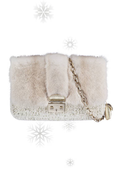 Dior｜ディオール<br /><br />クラシカルなフォルムのチェーンバッグ「ミス ディオール」。上質なミンクファーにツイードを組み合わせたラグジュアリーなデザイン。<br /><br />バッグ [W26×H16×D6cm]<br />57万7500円<br /><br />ディオール／クリスチャン ディオール <br />Tel. 0570-200-088