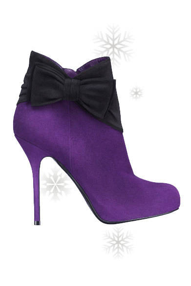 Dior｜ディオール<br /><br />センシュアルなパープルカラーのブーティに、ブラックのボウモチーフがフェミニニティを添える。フォトジェニックなシューズはプレゼントにもぴったり。<br /><br />ブーティ [H11.5cm]<br />11万5500円<br /><br />ディオール／クリスチャン ディオール<br /> Tel. 0570-200-088