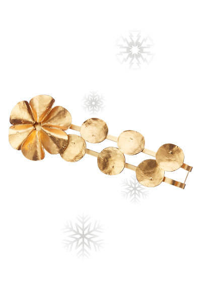 Dior｜ディオール<br /><br />カミーユ・ミチェリがデザインするコスチュームジュエリーは、花をかたどるデザインにひとつひとつ手作業でほどこしたかのような風合いのある加工がマッチ。<br /><br />ブレスレット<br />8万950円<br /><br />ディオール／クリスチャン ディオール<br /> Tel. 0570-200-088