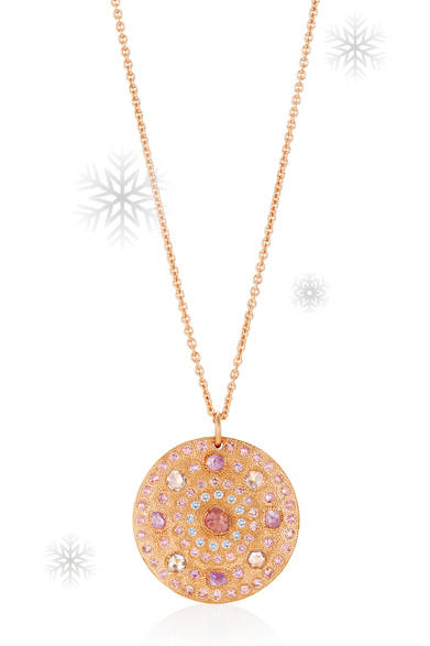 DE BEERS｜デビアス<br /><br />ピンクゴールドの地金のなかに、無色からピンクのグラデーションが美しいダイヤモンドが神秘的なサークルを描く、まさに「タリスマン（お守り）」のようなジュエリー。大切なひとに贈って、いつも身に着けてもらいたい。<br /><br />「タリスマン コレクション」ペンダント<br />[PG×ダイヤモンド] <br />480万9000円<br /><br />デビアス<br />Tel. 03-5524-6055
