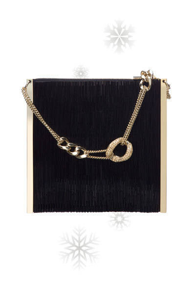 GIORGIO ARMANI｜ジョルジオ アルマーニ<br /><br />ブラック×ゴールドのカラーコンビネーションが、シャープかつラグジュアリーな雰囲気。パーティにも似合うコンパクトサイズのバッグ。<br /><br />バッグ<br />[W22×H21.5×D1cm]<br />19万9500円<br /><br />ジョルジオ アルマーニ ジャパン<br />Tel. 03-6274-7070