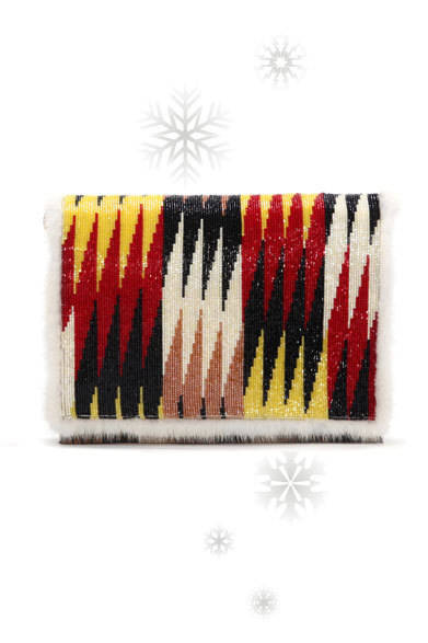 FENDI｜フェンディ<br /><br />目に飛び込んでくるような鮮やかなカラーリングのクラッチバッグで、冬の着こなしに差をつけたい。<br /><br />クラッチバッグ [W26.5×H21×D5cm]<br />34万5450円<br /><br />フェンディ ジャパン<br />Tel. 03-5414-6762<br />www.fendi.com