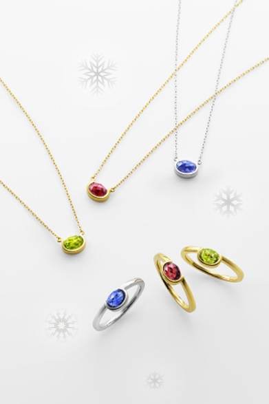 TASAKI｜タサキ<br /><br />選ぶのが楽しい、カラーストーン3色展開のコレクション。チェッカーボードカットのストーンが、繊細さとアンティークのようなムードを醸す。<br /><br />左上から時計まわりに／<br />ペンダント [YG×ペリドット]　 5万8800円<br />ペンダント [YG×ガーネット]　 5万8800円<br />ペンダント [YG×アイオライト]　 6万3800円<br />リング [YG×ペリドット]　 6万6150円<br />リング [YG×ガーネット]　 6万6150円<br />リング [YG×アイオライト]　 7万350円<br /><br />TASAKI<br />Tel.03-3289-1184<br />www.tasaki.co.jp<br />