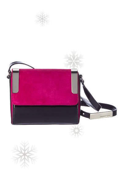 EMPORIO ARMANI｜エンポリオ アルマーニ<br /><br />マゼンタピンク×ブラックのカラーブロックがモダン。金具がクールな印象をより引き立たせる。<br /><br />ショルダーバッグ [W16×H14×D6cm]<br />10万6050円<br /><br />ジョルジオ アルマーニ ジャパン<br />Tel. 03-6274-7070