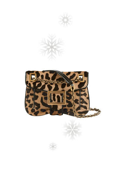 Roger Vivier｜ロジェ ヴィヴィエ<br /><br />定番のチェーンバッグは、ほかのひとと差がつくレオパード柄をセレクト。<br /><br />バッグ [W20×H14×D6cm]<br />31万3950円<br /><br />ロジェ ヴィヴィエ 阪急うめだ本店<br />Tel. 06-6361-1381（代表）<br />http://www.rogervivier.com/