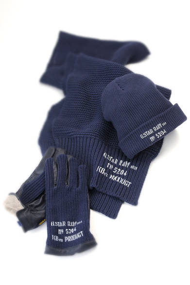 特殊なウォッシュ加工を施したニットを使用。軽く手触りが良く型崩れしにくい特徴を持つ。シンプルな無地のミドルゲージ編みは飽きのこないデザイン。男らしいアクティブな印象を添えてくれるミリタリー風のステンシルプリントも見逃せない。グローブは手の平側にスムースレザーを配しており耐久性も備えている。<br /><br />マフラー7350円、ニットキャップ4725円、ニットグローブ7875円（以上ジースターロゥ）<br />ジースターインターナショナル<br />Tel.03-5765-3301<br />