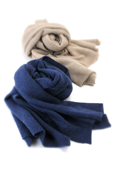 カシミア100％の上質感と、プライスのバランスの良さで人気を博すニットストール。レディースでのリリースが話題となり、今季日本限定にてメンズ版が登場。カシミアニットにありがちなドレススタイル専用品ではなく、カジュアルなルックスゆえにデイリースタイルにも使用可能。極上の肌触りが装い方に縛られず毎日味わえる。これもまたひとつの贅沢である。<br /><br />各1万5000円（バナナ・リパブリック）<br />バナナ・リパブリック<br />Tel.03-5369-5577