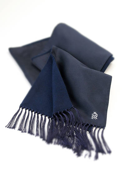 年末年始に多いパーティ・シーン。シックなスーツやタキシードはすでに持っていても、ドレススタイル専用の防寒具となると意外に揃えていないもの。ダンヒルのイブニングスカーフは表が艶やかなマルベリーシルクで、裏がカシミヤのフォーマル仕立て。巻かずに首から垂らすだけで、隙のない冬の紳士のスタイルが完成する。<br /><br />3万1500円（ダンヒル）<br />リシュモン ジャパン<br />Tel.03-4335-1755