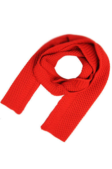 1980年代よりイタリアをベースに活動と続けているジュリアーノ フジワラ。モードな雰囲気と親しみやすいデザインが調和したマフラーは、鮮やかな赤の色合いが気分を高揚させてくれる。厚手のニット地で、カジュアルな装いのアクセントとして活躍してくれるはず。<br /><br />3万7500円（ジュリアーノ フジワラ）<br />ザ・コーナー・ドットコム<br />http://www.thecorner.com/<br />