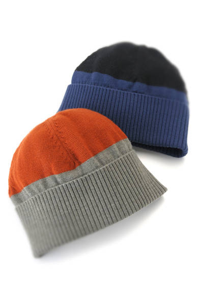 女性からも高い支持を得るセオリーだけに、どこか繊細な印象を漂わせる細編みのニットキャップ。ウール100％ながら、非常にシルキーなタッチで優しい被り心地。毎シーズン隠れた人気を誇る逸品は、今季コンビカラーにて登場。装いに自然に馴染みながら、高いファッション性を滲ませる色使いにも注目したい。<br /><br />各9450円（セオリー）<br />リンク・セオリー・ジャパン<br />Tel.03-6865-0206