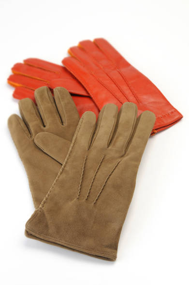 仏国で手袋の製造技術を学んだアメディオ･ドニーニが、1919年に興したフィレンツェ発の手袋専門ブランド、マドヴァ。発色のよいオレンジのグローブは、スムース革とスエードの同色コンビというデザインが実に洒脱。ソフトを極めたシープスエードモデルは、縫い目を内側に収めたドレッシーなデザインが特徴的。ともにライニングはカシミアニットで官能的な優しい着け心地と暖かさが楽しめるもの。<br /><br />各2万1000円（マドヴァ）<br />エストネーション<br />Tel.03-5159-7800