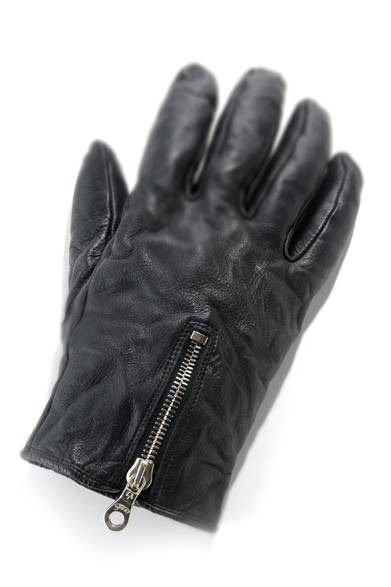 伊国の著名レザーメゾン等で経験を積んだデザイナー、橋本淳が興したメンズブランド。独自加工を施したレザーグローブは、使い古したようなシワやヨレが深い味わいを放つ仕上り。機能と同時に手元部分のアクセントとなるジップ使いなど、シンプルながら計算されたデザインが秀逸。ゴ－ルドトーンのジップは阪急メンズの限定モデルにのみ装着。<br /><br />2万6250円（ジュンハシモト）<br />阪急メンズ東京<br />Tel.03-6252-1381