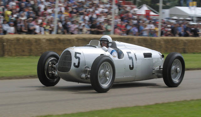 <strong>Auto Union Silver Arrows｜アウトウニオン シルバーアロー</strong><br />現在のアウディの前身といえるアウトウニオン（ホルヒ、アウディ、ヴァンダラー、DKWの合併ブランド）が1934年から39年まで製造した V16エンジン搭載のグランプリレースカー 写真は1936年のタイプC