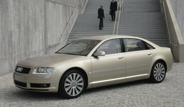 <strong>Audi A8L｜アウディ A8L</strong><br />1999年にマイナーチェンジを果たし、上下2分割のフロントグリルを獲得したA8 写真は2003年の2代目A8で、先代からフロントデザインを継承している