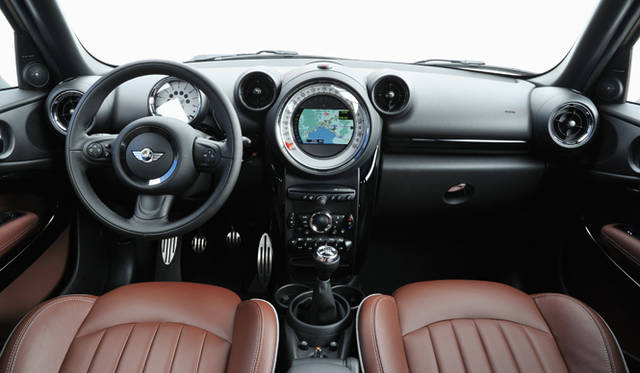 <strong>MINI Paceman｜ミニ ペースマン</strong><br />クロスオーバーと共用するインテリアデザインは、現代のミニそのもの