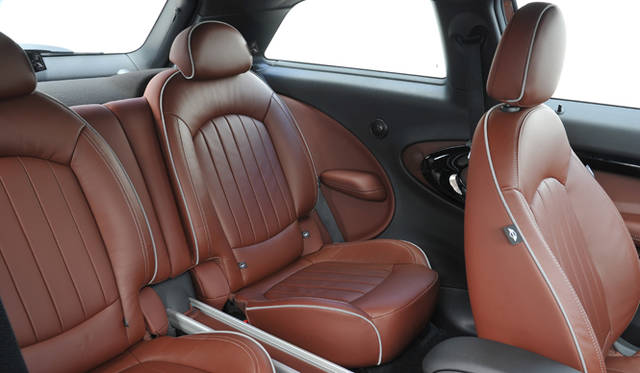 <strong>MINI Paceman｜ミニ ペースマン</strong><br />クロスオーバーを2ドアクーペにしたボディはルーフで29mm低くなる。多少ルーフエンドが下がる分ヘッドクリアランスが少なくなるが、足下は意外と広くリヤシートの快適性は失われていない