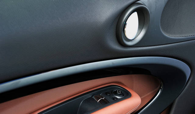 <strong>MINI Paceman｜ミニ ペースマン</strong><br />パワーウインドウの開閉スイッチは、初めてドアサイドに移された