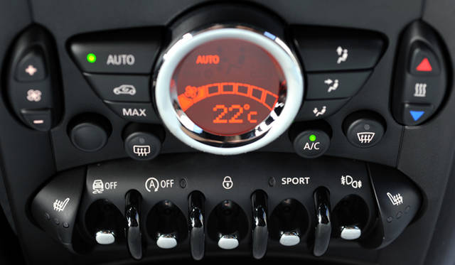 <strong>MINI Paceman｜ミニ ペースマン</strong><br />現行MINIの特徴のひとつでもあるトグルスイッチも、もちろん健在