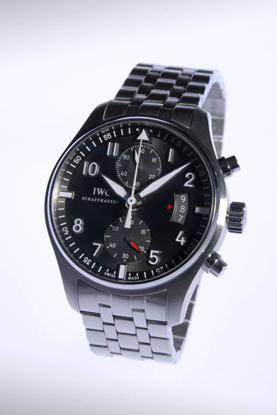 1936年に生まれた英国製戦闘機に因んだパイロット時計として知られるスピットファイア。今季はその傑作がさらに熟成を経て話題となった。本モデルより搭載される自社製のムーブメントは、フライバック機能を有した頑強なクロノグラフ･バージョン。ケース径も前作に比べ1mmアップの43mmとなり、さらに迫力ある外観となっている。クールなグレー文字盤にメタルブレスレットの組み合わせは、都会的な装いにもマッチするもの。SSケース＆ブレスレット、自動巻き。<br /> <br />106万5750円（IWC）<br />IWC <br />Tel.03-3288-6359