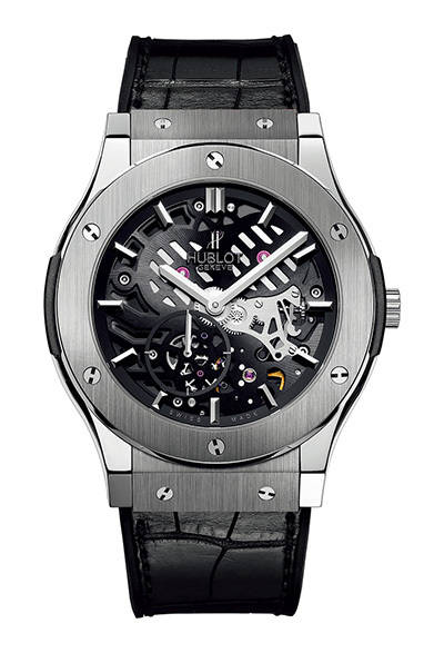 ウブロ創業当初のDNAを、ブランドコンセプトである「フュージョン（融合）」で再解釈した「クラシック・フュージョン」。この人気コレクションを進化させたニューモデル、「クラシック・フュージョン クラシコ ウルトラ-シン スケルトン」が登場。まったく新しいデザインでありながら、ひと目でウブロと認識できるアイデンティティを有した、ダイナミックかつモダンな佇まいが特徴だ。ビジネスシーンから普段使いまで対応してくれる一本。ギフトにはうってつけのモデルといえよう。チタンケース、ブラックラバーアリゲーターストラップ、手巻き。<br /><br />139万6500円（ウブロ）<br />ウブロジャパン<br />Tel.03-3434-3002