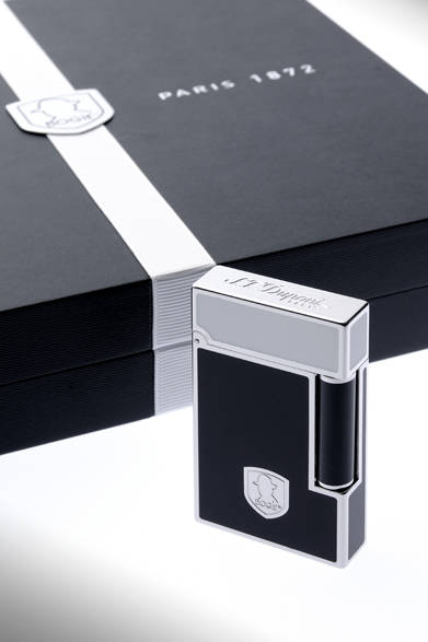 映画「カサブランカ」でも知られる名優ハンフリー･ボガートは、かつてST.デュポンに旅行用バッグをオーダーするなど、顧客リストのなかでも重要な存在だった。そんな銀幕の名優にオマージュを込めて今季展開しているのが、鞄や万年筆、ベルトなどを擁する「ボギーナイトコレクション」だ。とりわけ注目したいのがギフトに最適なボックスセットのライター。ツートーンカラーのボディにボギーのシルエットを掘り込んだデザインは、本作限りのスペシャルなもの。<br /> <br />12万6000円（エス・テー・デュポン）　<br />エス・テー・デュポン 銀座ブティック<br />Tel.03-3575-0460