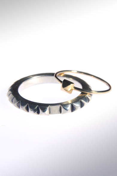 通常エタニティーリングは「永遠」を表すため、リング全周に途切れることなく貴石などを巻くように仕上げるもの。しかし本作はより強い意志を表す意味からスタッズモチーフを採用。さらにペアにて揃えることでひとつの「輪＝和」が完成するという、独自のエタニティデザインを完成させている。阪急メンズでは本作を特別にセットプライスにて展開。特別な二人の記念ギフトにまたとない一品だ。<br /> <br />セット価格2万8350円（ジャム ホーム メイド）　<br />阪急メンズ東京<br />Tel.03-6252-1381