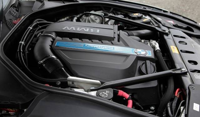 <strong>BMW ActiveHybrid 5｜ビー・エム・ダブリュー アクティブハイブリッド 5</strong><br />フロントに搭載される3リッター直列6気筒ターボエンジンは、単体で306psを発生する。モーター併用時の総出力は340psに達する