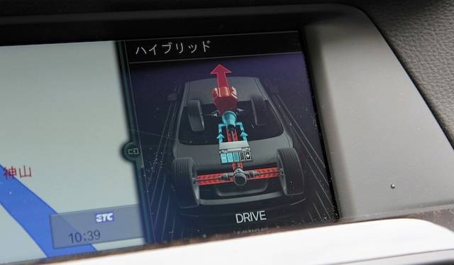 <strong>BMW ActiveHybrid 5｜ビー・エム・ダブリュー アクティブハイブリッド 5</strong><br />エンジンで走行中の表示