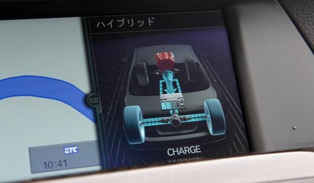 <strong>BMW ActiveHybrid 5｜ビー・エム・ダブリュー アクティブハイブリッド 5</strong><br />バッテリー充電中の表示